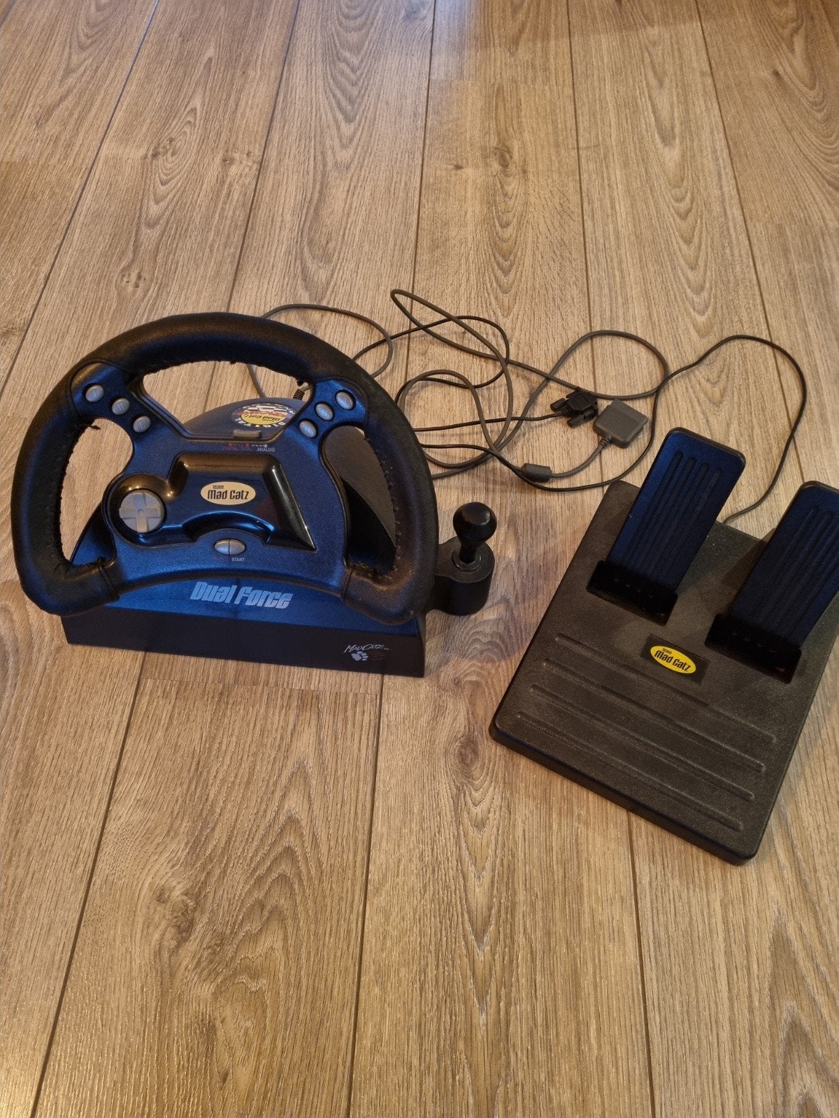 Origineel Mad Catz Dual Force Racing Wheel incl. pedalen., Ophalen of Verzenden, Zo goed als nieuw, Stuur of Pedalen, PlayStation 1