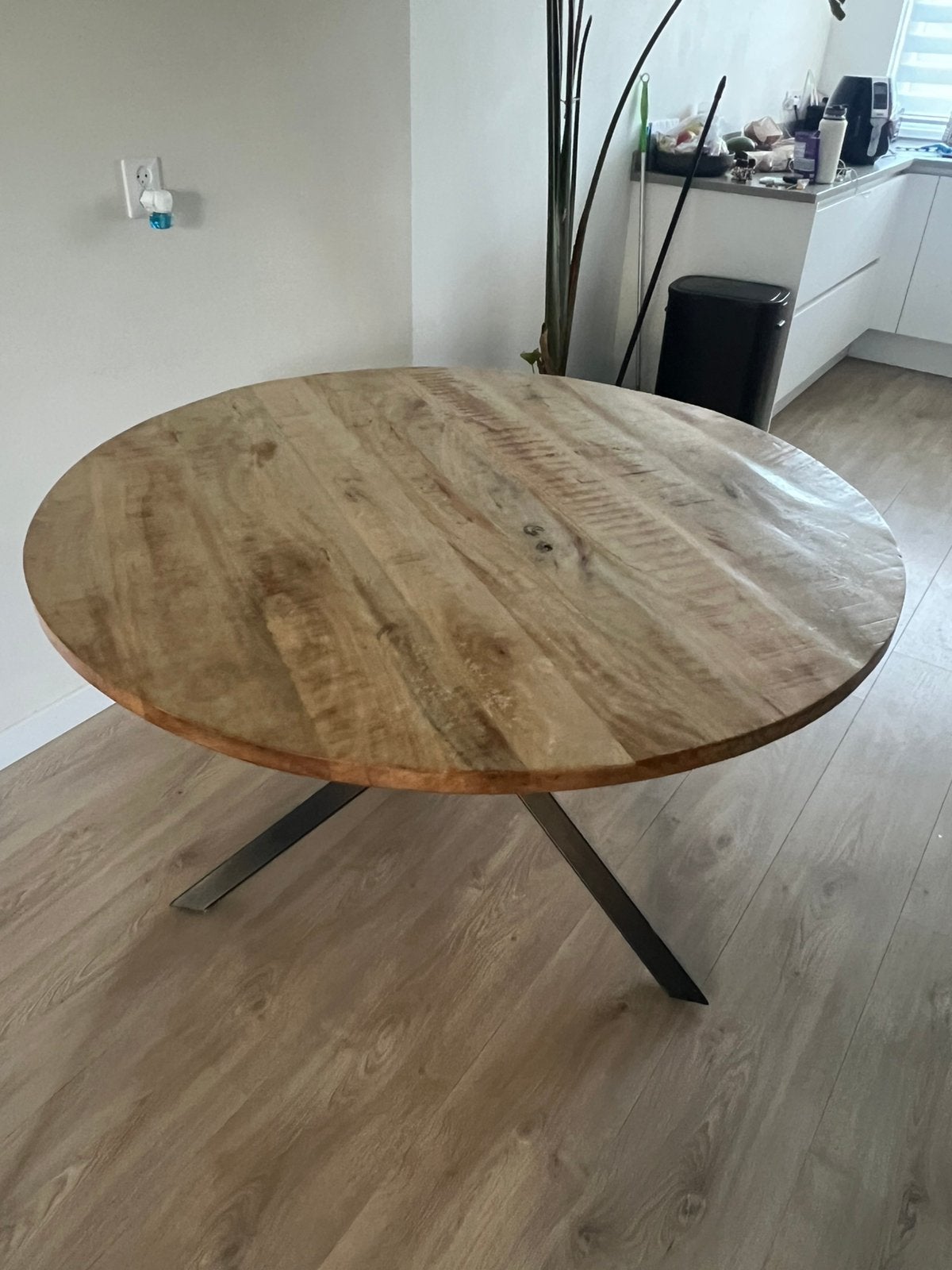 Eettafel rond, 130 diamater. Mangohout stalen driehoekframe, 100 tot 150 cm, Rond, Zo goed als nieuw, Vier personen