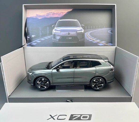 1:18 Volvo XC70 - 2026 - Forest Green metallic NIEUW!, Hobby en Vrije tijd, Overige merken, Volvo dealer, Auto, .
