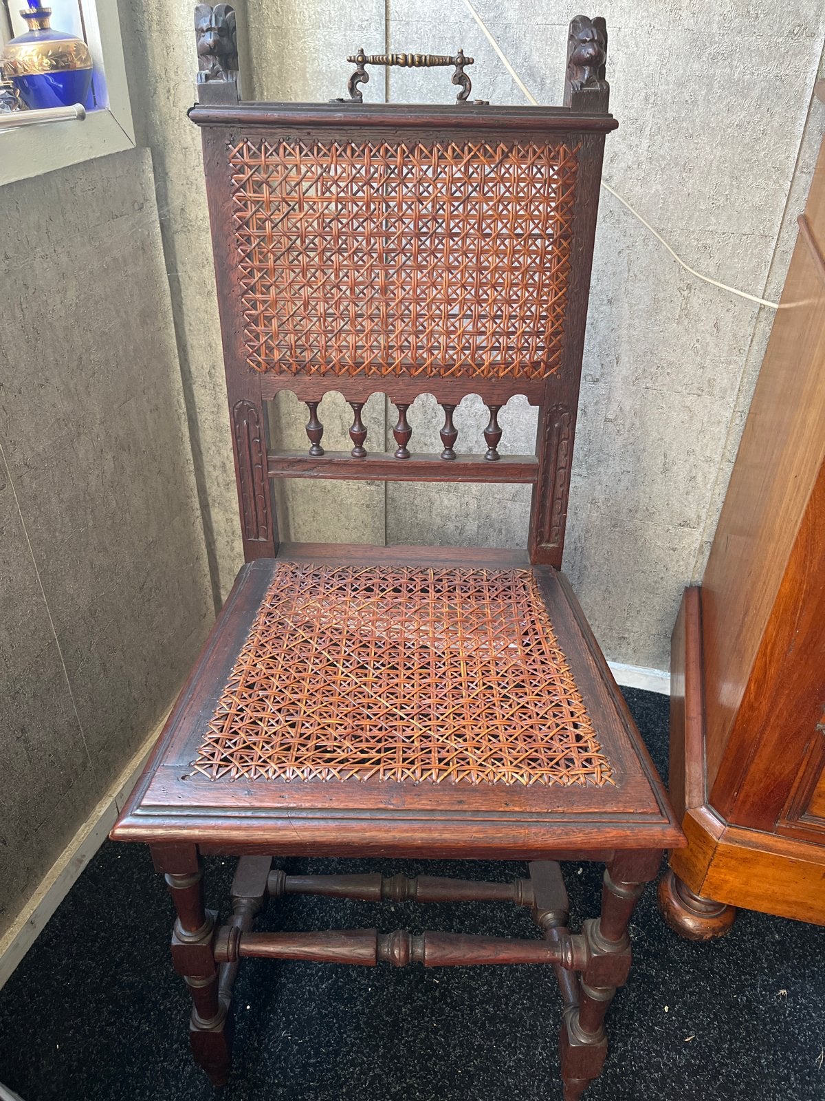 Antieke houten stoel met rieten zitting en rugleuning, Ophalen