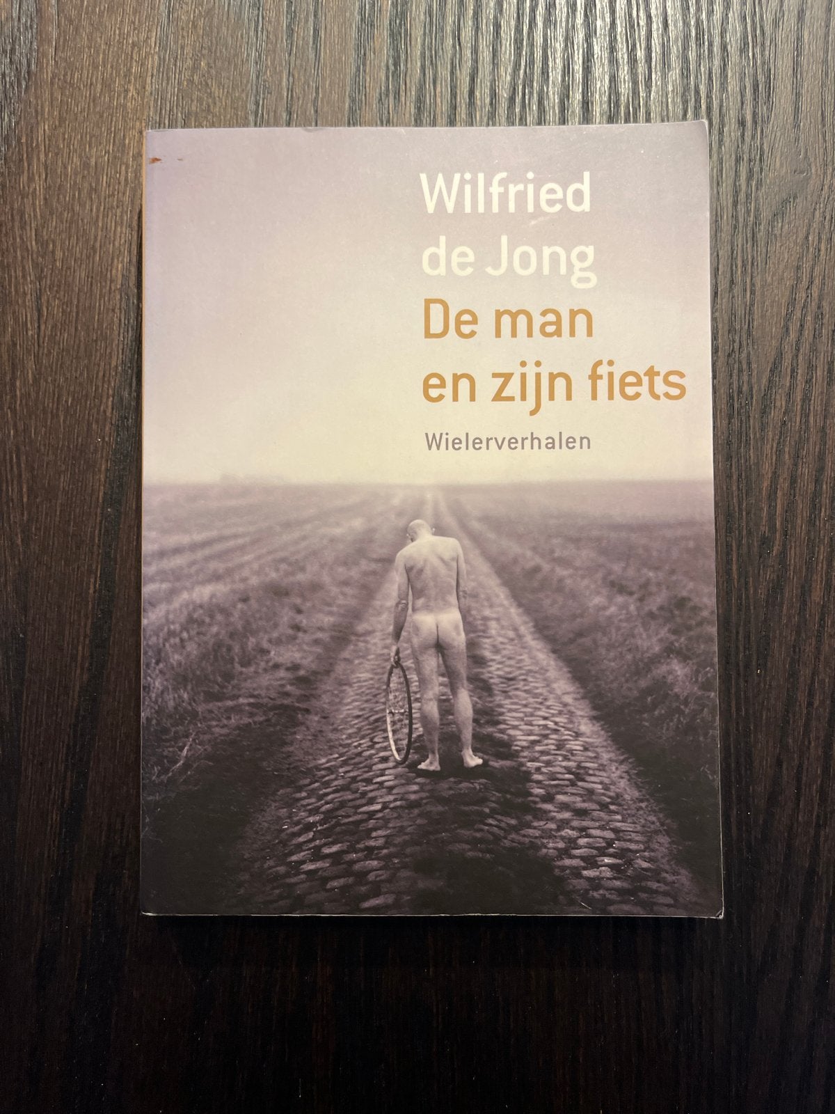 Wilfried de Jong - De man en zijn fiets (Wielerverhalen), Ophalen of Verzenden, Zo goed als nieuw, Lopen en Fietsen