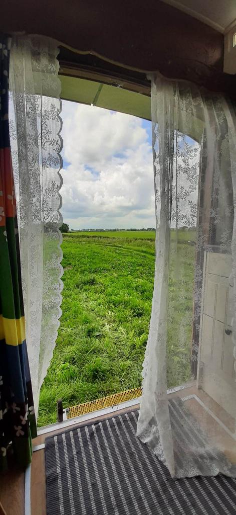Authentieke woonwagen op mooie plek aan het water 1á 2 pers., Oudwoude, Overige soorten, Direct bij eigenaar, 3 kamers