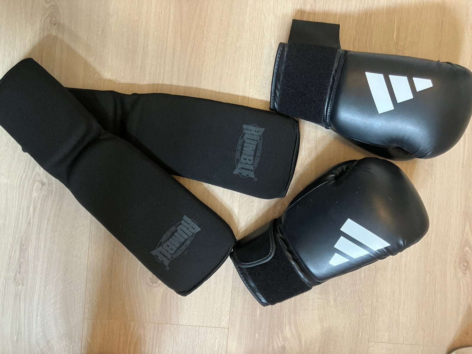 Bokshandschoenen en scheenbeschermers - Adidas & Rumble, Ophalen, Gebruikt, Overige, Vechtsportbescherming