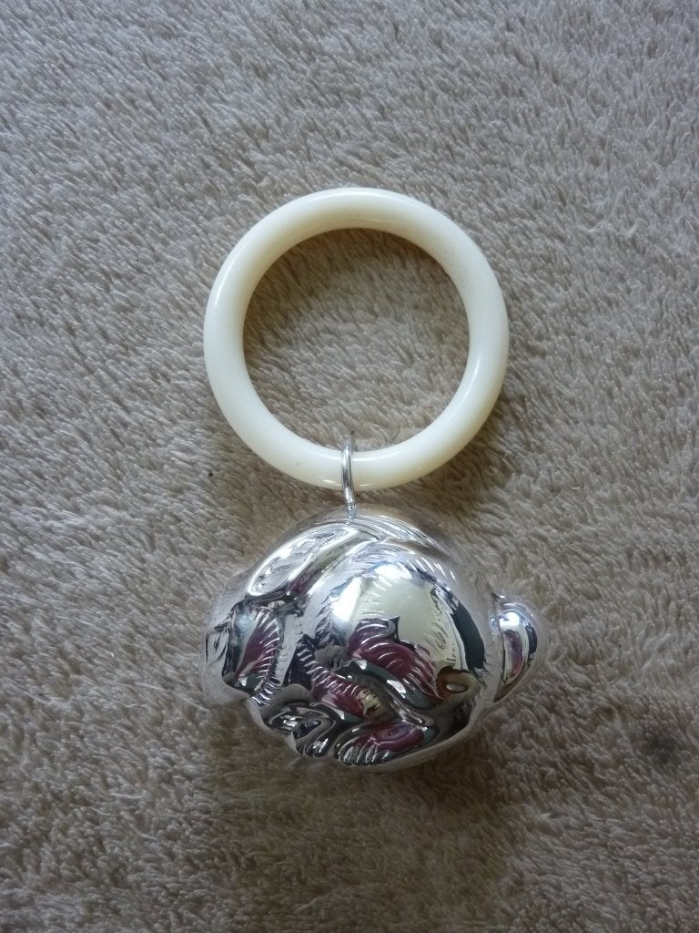 Verzilverde rammelaar / bijtring konijn., Ophalen of Verzenden, Rammelaar
