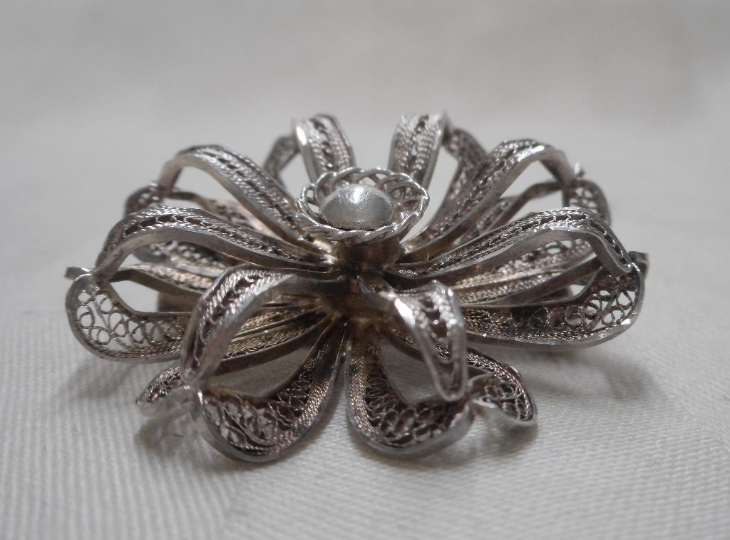 Zilveren vintage filigrain broche bloem nr.477, Sieraden, Tassen en Uiterlijk, Broches, 4 tot 7 cm, Verzenden, Zo goed als nieuw