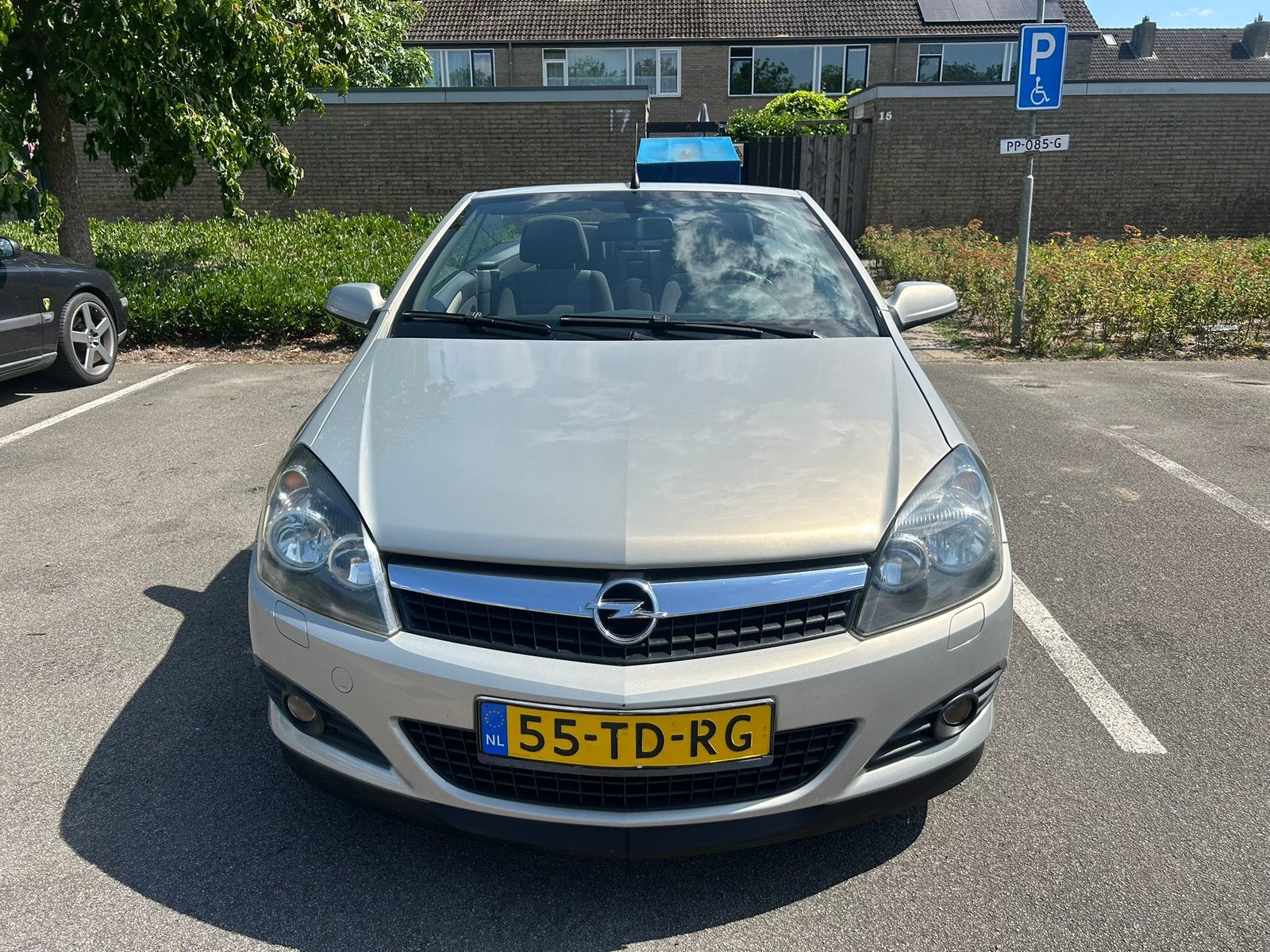 Opel Astra 1.6 16V Twintop 2006 Grijs €1100 prijs is vast, Auto's, Opel, Voorwielaandrijving, 745 kg, Stof, Zwart