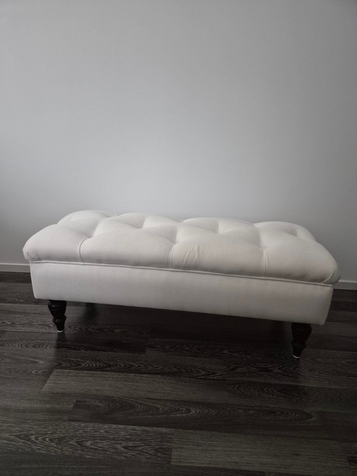 Luxe Witte Poef / Voetenbank met Knopen, 100 tot 125 cm, Ophalen of Verzenden, Zo goed als nieuw, Modern, Klassiek, Elegant