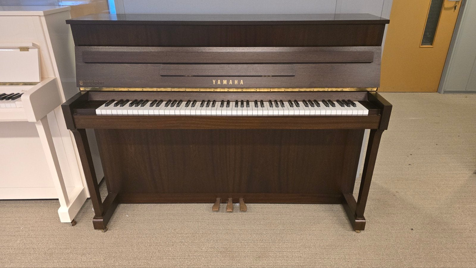 Yamaha E110N akoestische piano – Notenbruin (1996), Muziek en Instrumenten, Ophalen, Zo goed als nieuw, Bruin, Piano