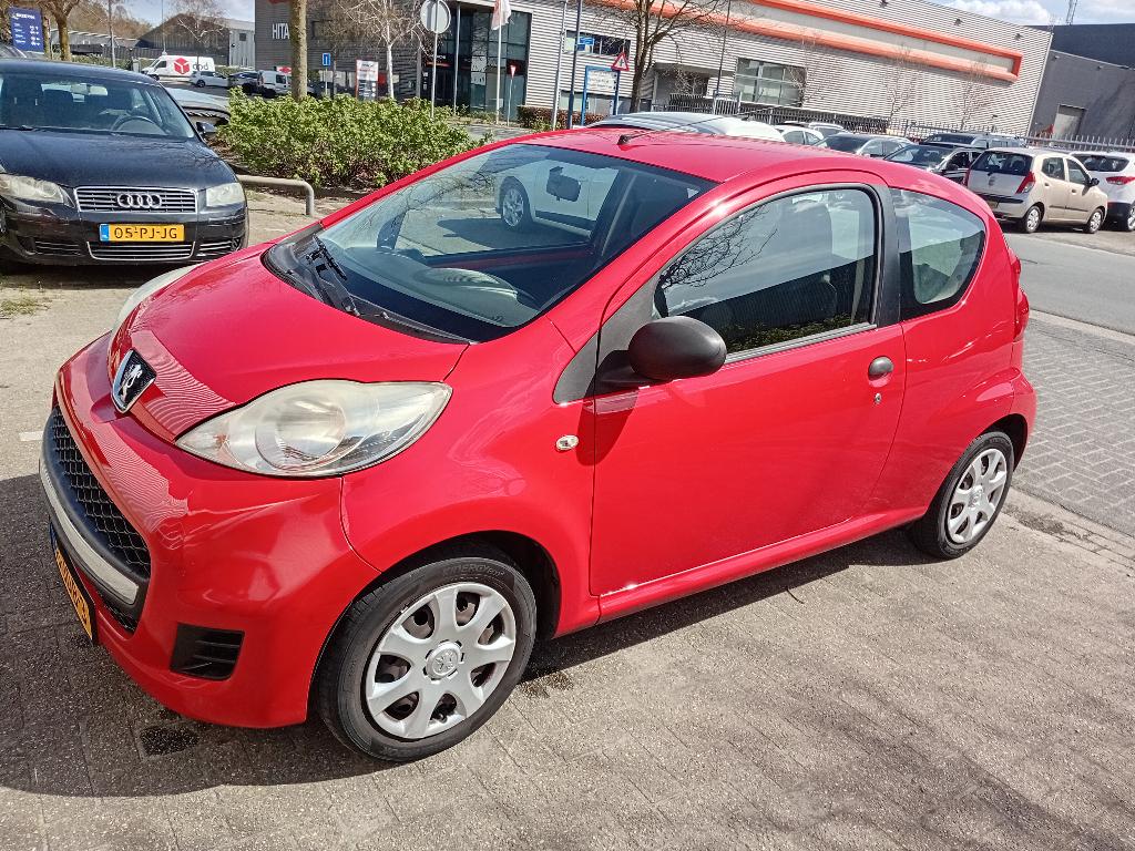 Peugeot 107 1.0 12V 3DR 2009 Rood, Auto's, Peugeot, Voorwielaandrijving, Stof, 4 stoelen, 68 pk