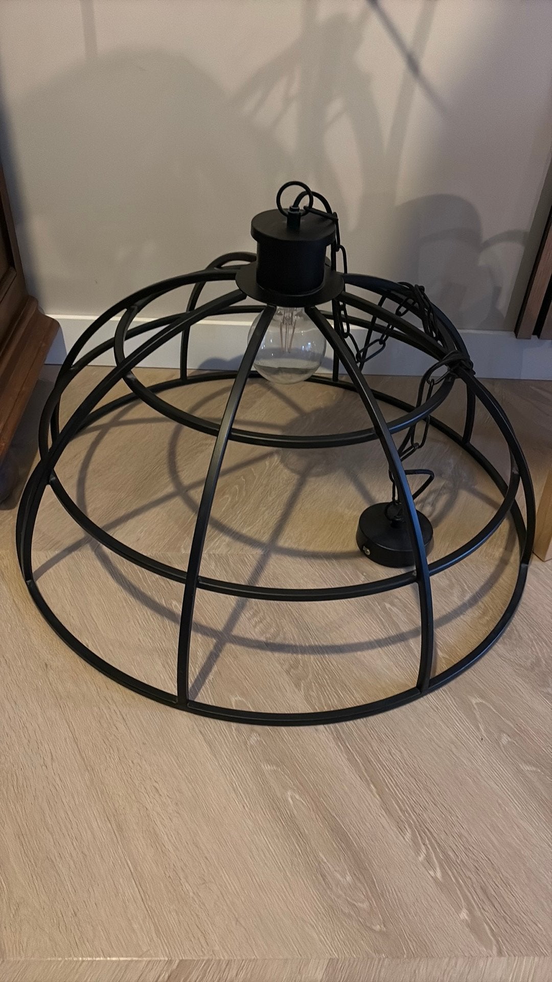 Zwarte industriële hanglamp met open kooi design, Ophalen of Verzenden, Zo goed als nieuw, Metaal, E27 (groot)