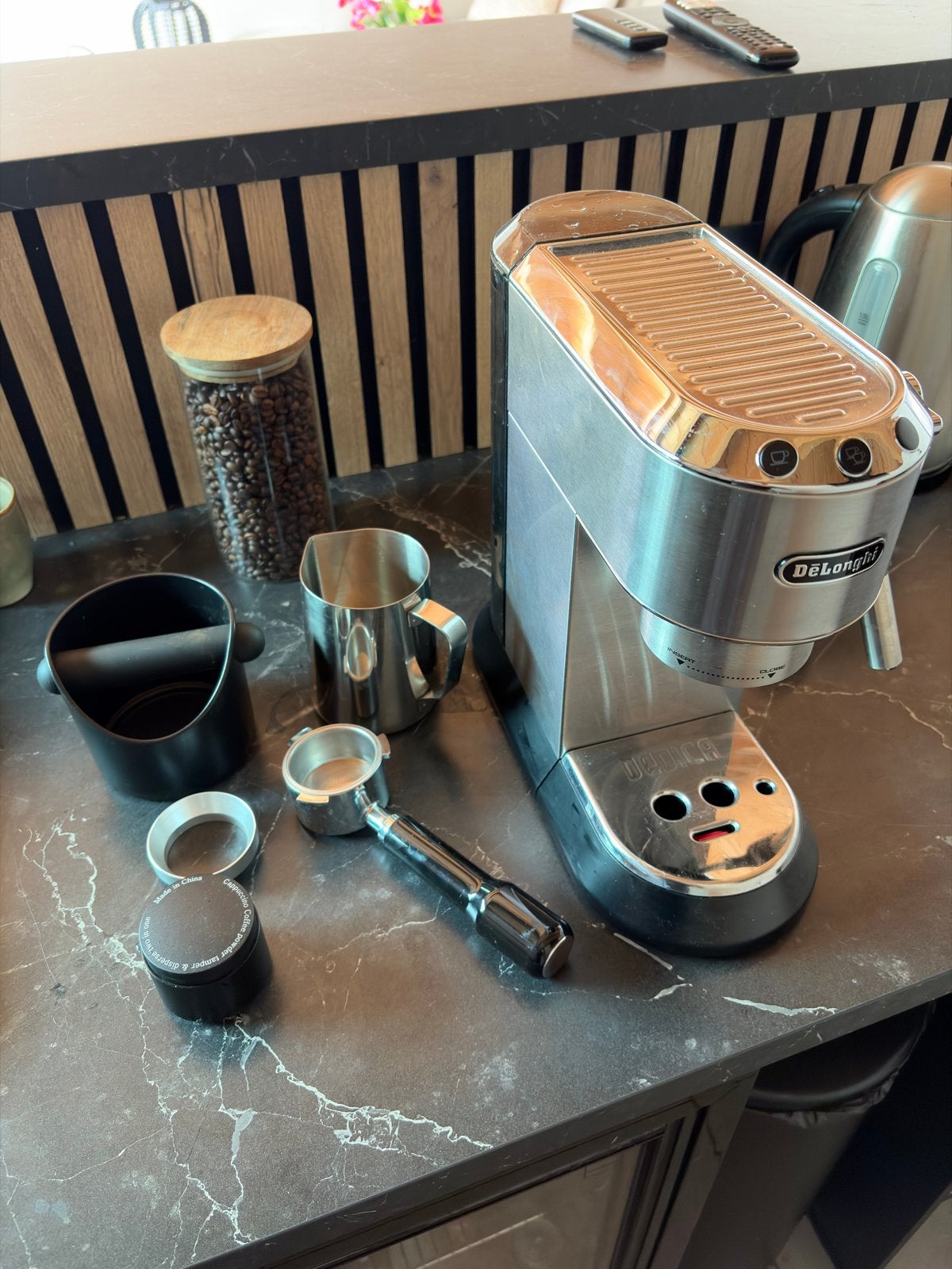 Delonghi Dedica met accessoires, Afneembaar waterreservoir, Espresso apparaat, Ophalen of Verzenden, Zo goed als nieuw