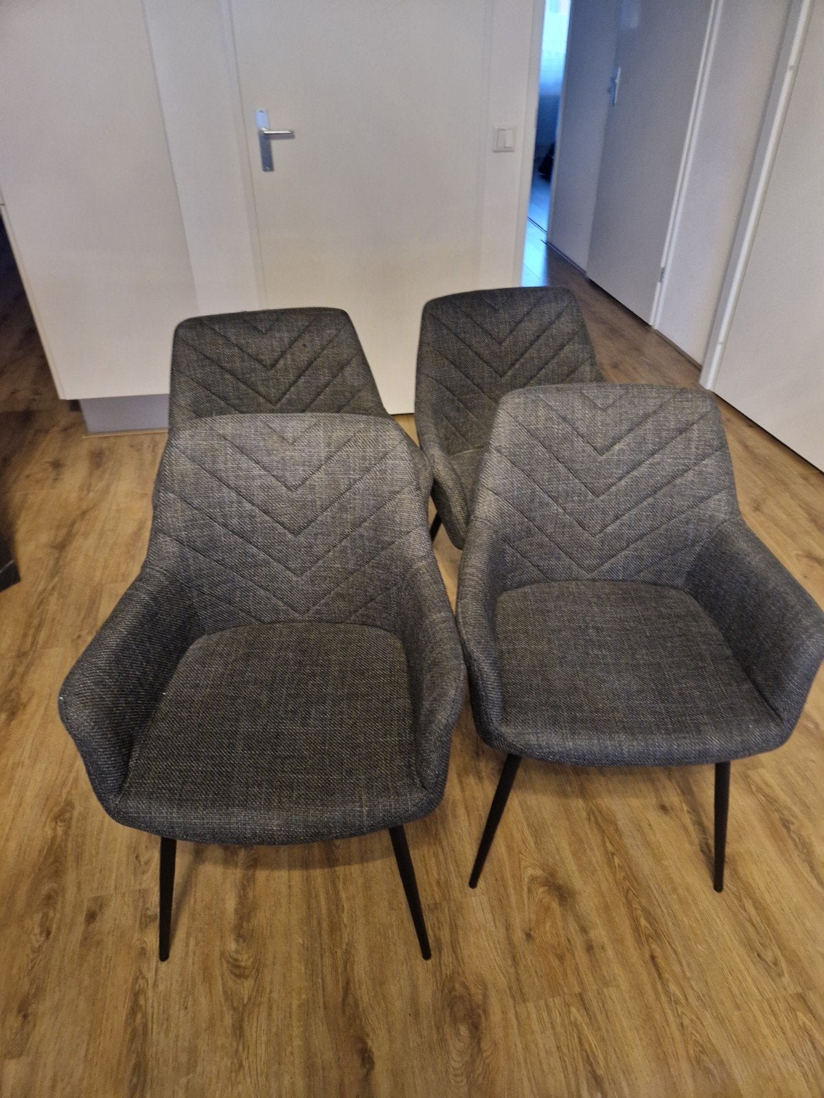 Set van 4 moderne grijze eetkamerstoelen, Huis en Inrichting, Stoelen, Gebruikt, Stof, Grijs, Vijf, Zes of meer stoelen