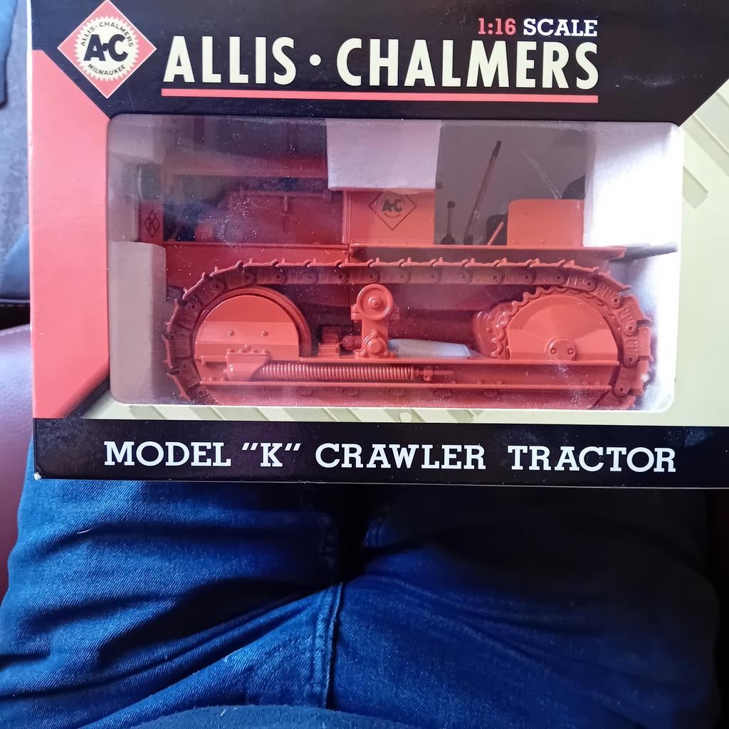 Allis Chalmers Model K Crawler Tractor 1:16 (NIB), Hobby en Vrije tijd, Ophalen of Verzenden, Nieuw, Tractor of Landbouw
