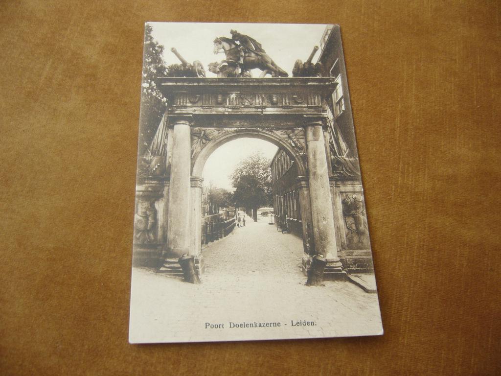 LEIDEN  =  POORT DOELENKAZERNE BRIEFKAART, Ophalen of Verzenden, Voor 1920, Ongelopen, Zuid-Holland