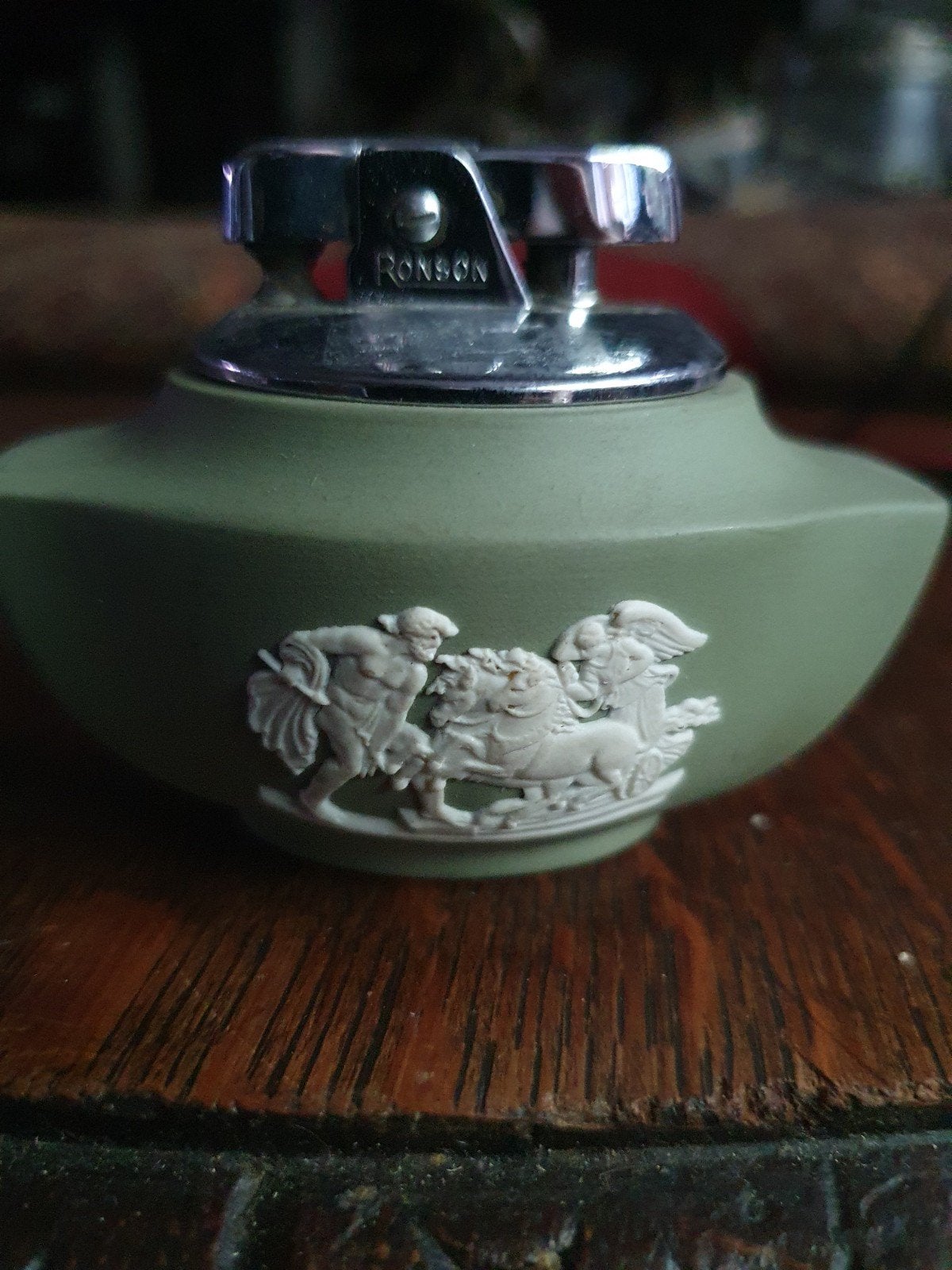 Vintage Ronson Wedgwood aansteker - Groen met wit reliëf, Verzamelen, Rookartikelen, Aanstekers en Luciferdoosjes, Ophalen of Verzenden