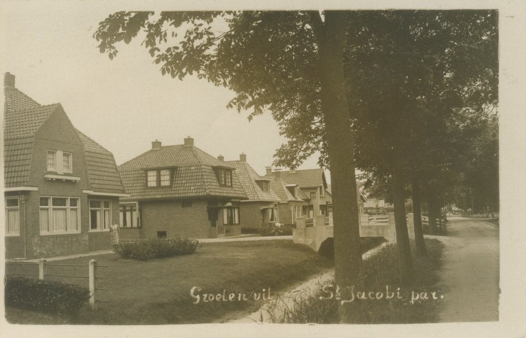 Fotokaart St. Jacobi Parochie, Groeten uit... Dorpsgezicht., Ophalen of Verzenden, 1920 tot 1940, Gelopen, Friesland