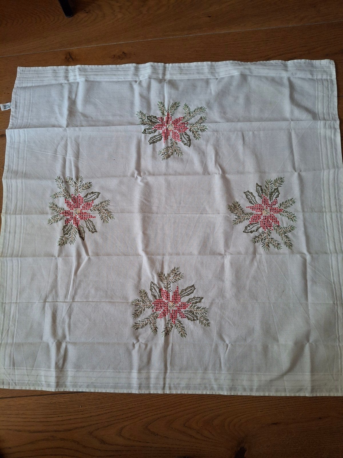 Handgeborduurde tafelkleedjes 80x80 cm - Steun de Zonnebloem, Ophalen of Verzenden, Gebruikt, Meerkleurig, Textiel