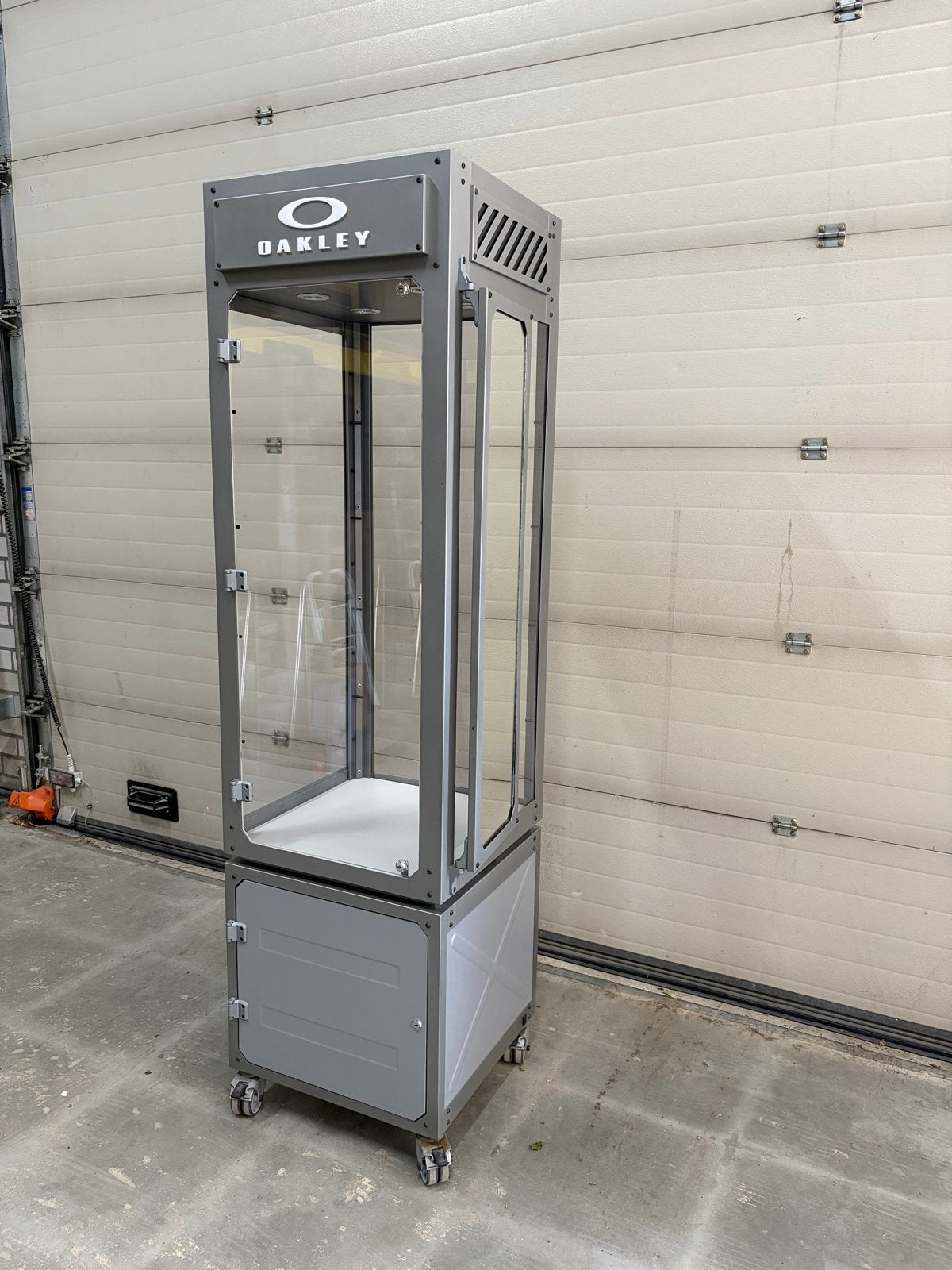 Oakley vitrinekast met verlichting en wieltjes, Ophalen, Met plank(en), Minder dan 50 cm, 150 tot 200 cm