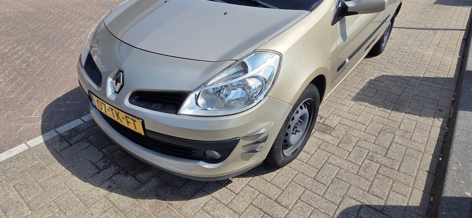 Renault Clio 1.6 16V 82KW 3-DRS 2006 Beige, Voorwielaandrijving, 4 cilinders, Origineel Nederlands, Handgeschakeld