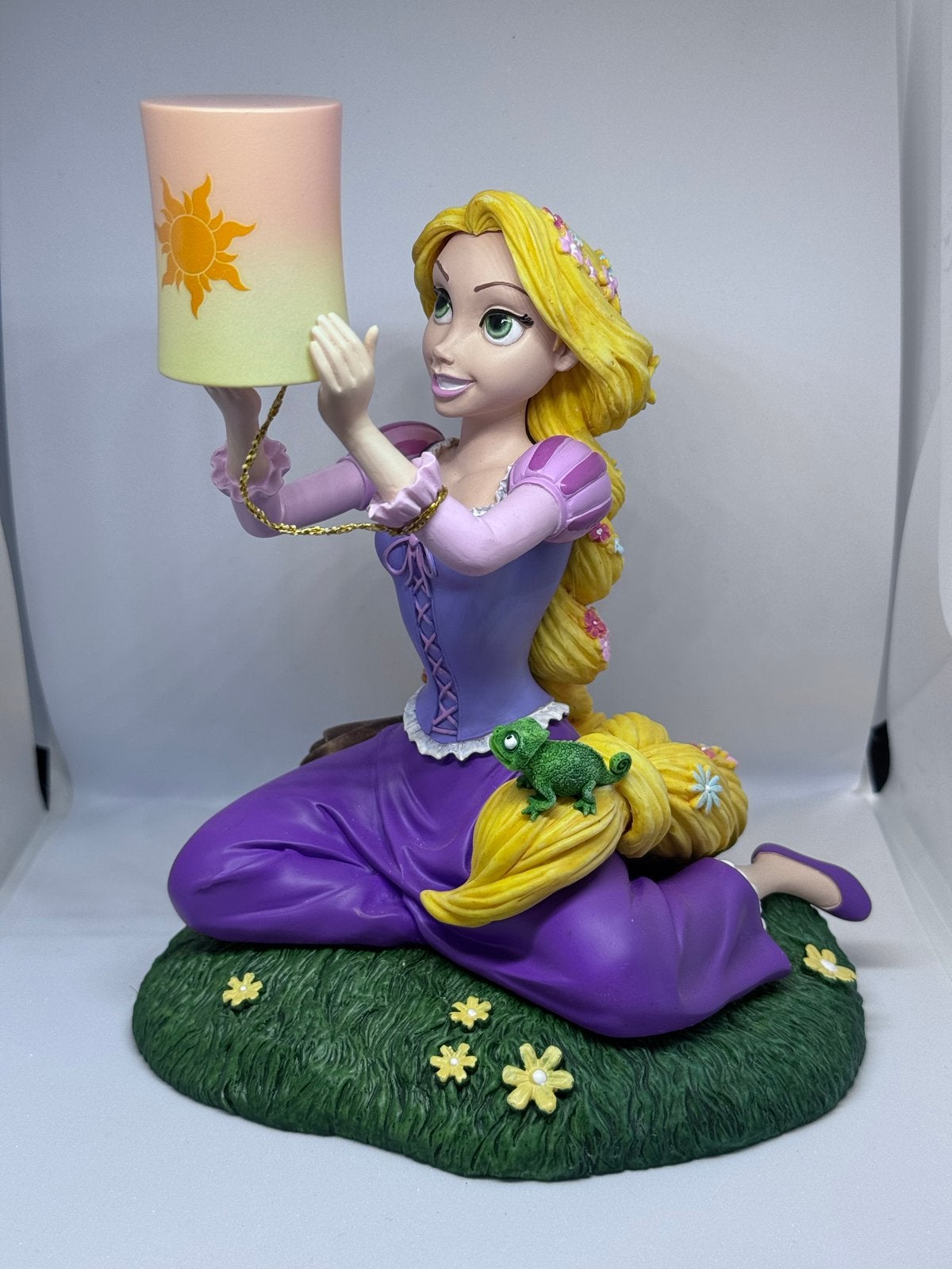 Disney Rapunzel beeldje met lantaarn, Verzamelen, Disney, Ophalen of Verzenden, Overige figuren, Gebruikt, Beeldje of Figuurtje