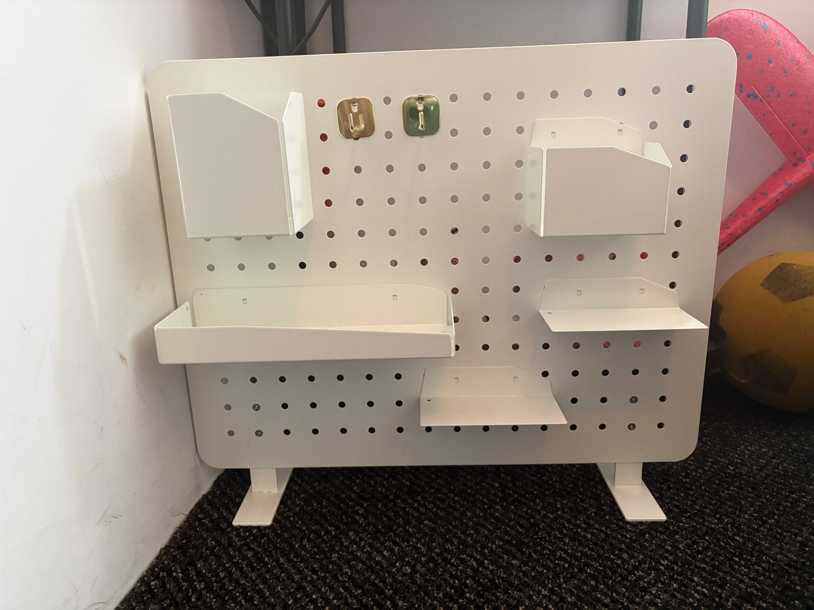 Wit metalen pegboard met bakjes en plankjes, Huis en Inrichting, Woonaccessoires | Overige, Ophalen, Gebruikt, Wit, Metaal