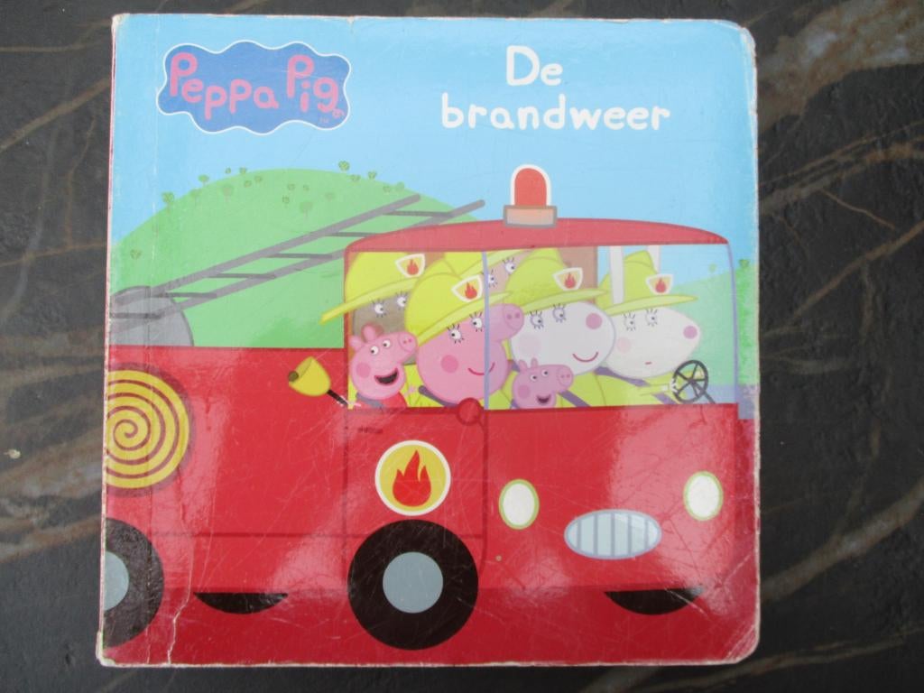 Peppa Pig De brandweer / De politie Peppa Big kartonnen boek, Boeken, Kinderboeken | Baby's en Peuters, Ophalen of Verzenden, Gelezen