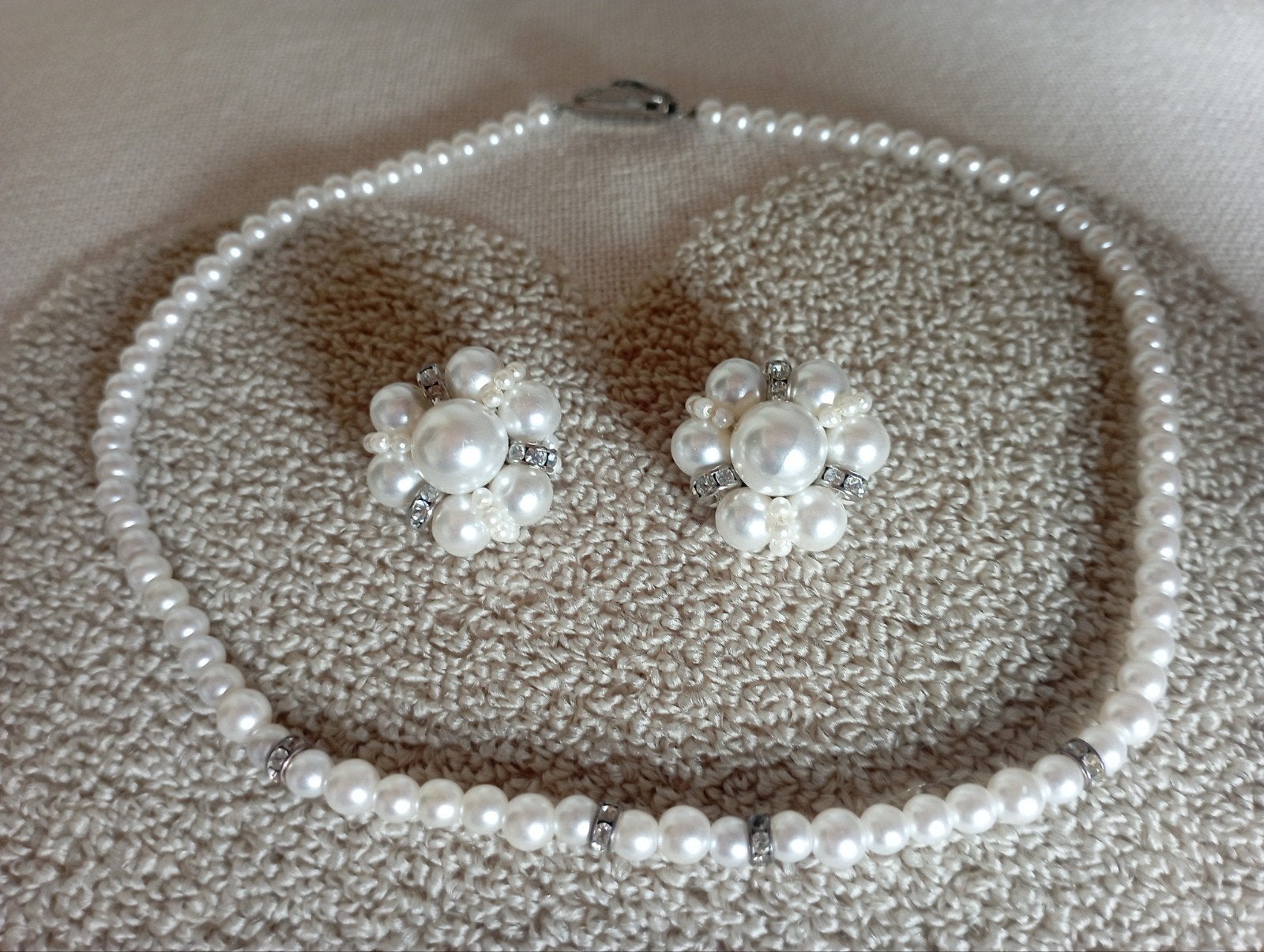 halsketting/ oorbellen clips, parels met strass steentjes., Ophalen of Verzenden, Zilver, Overige materialen, Met strass