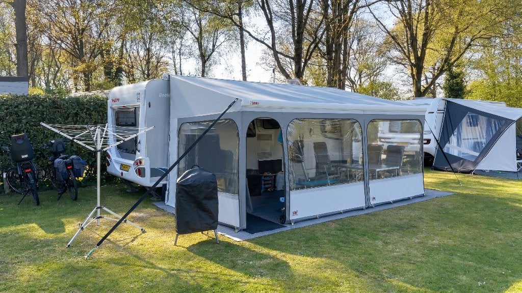 Dethleffs Nomad 530 SK | Stapelbed | Nw. Luifel+Tent, Treinzit, Particulier, Omvormbare zithoek, Tot en met 6