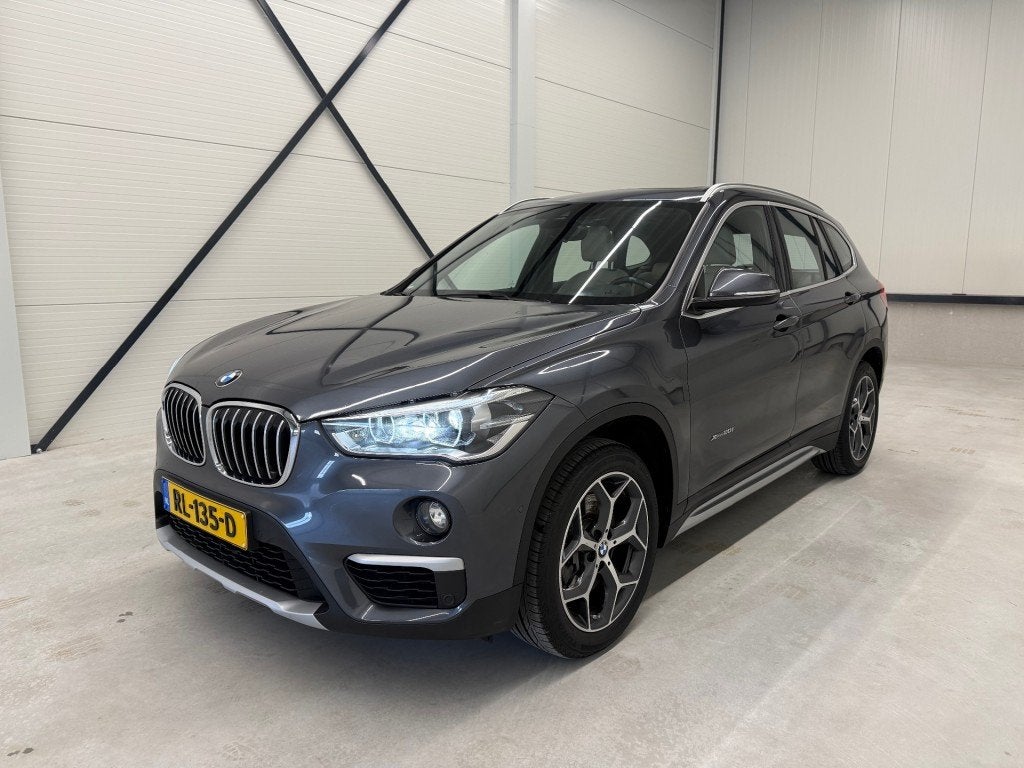 Bmw X1 XDRIVE20I HIGH EXEC. BJ.2018 PANO TREKHAAK HEAD-UP LE, Auto's, 1998 cc, Gebruikt, Euro 6, 2000 kg