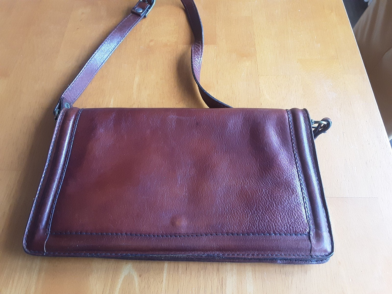 Mooie, bruine,  leren  Italiaanse tas met draagriem., Ophalen of Verzenden, Gebruikt, Bruin, Schoudertasje