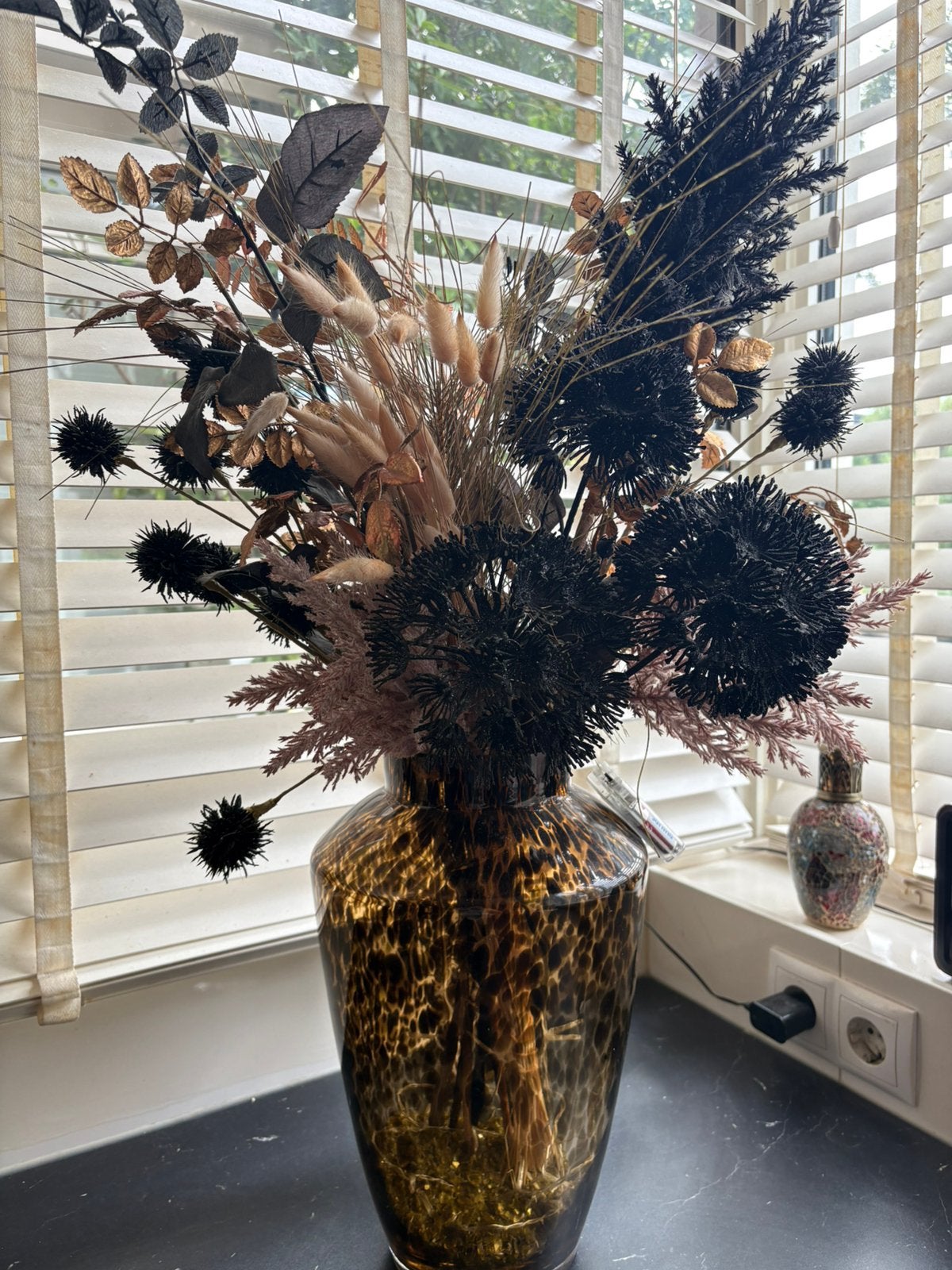 Mooi opgezet bloemstuk met bijpassende vaas., Huis en Inrichting, Woonaccessoires | Droogbloemen, Ophalen of Verzenden, Zo goed als nieuw
