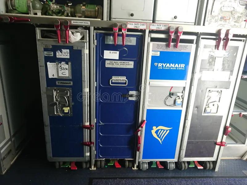 Gevraagd: Ryanair vliegtuig trolley (galley cart), Verzamelen, Luchtvaart en Vliegtuigspotten, Ophalen of Verzenden, Gebruikt