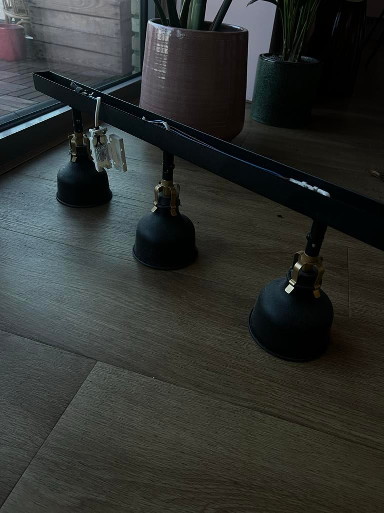 Ikea plafondrail met 3 Ranarp spots zwart, Huis en Inrichting, Lampen | Spots, Gebruikt, Metaal of Aluminium, Ophalen of Verzenden
