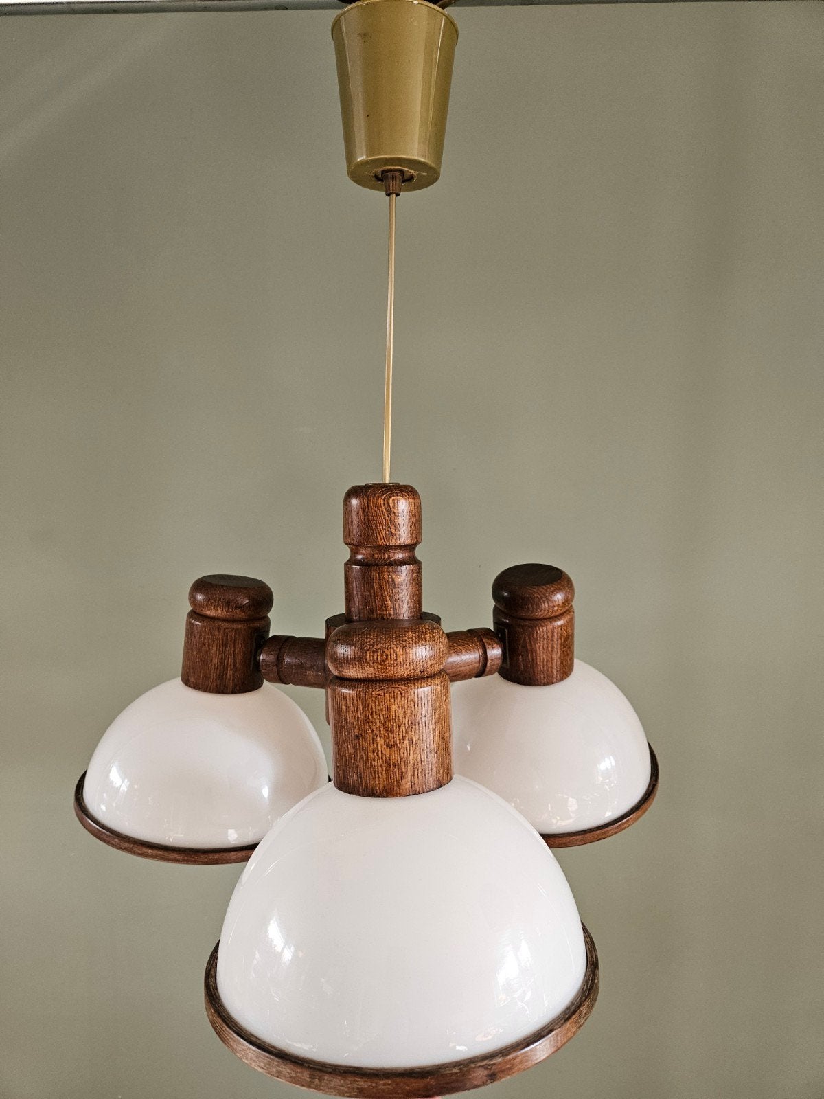 Vintage Steinhauer hanglamp met 3 wit kunststof kappen, Hout, Gebruikt, Vintage/ retro, E27 (groot)