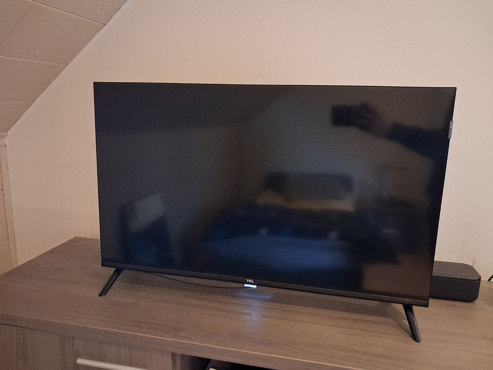 Foto 2 van Een TCL 32 inch tv met Sony soundbar Moet snel weg!