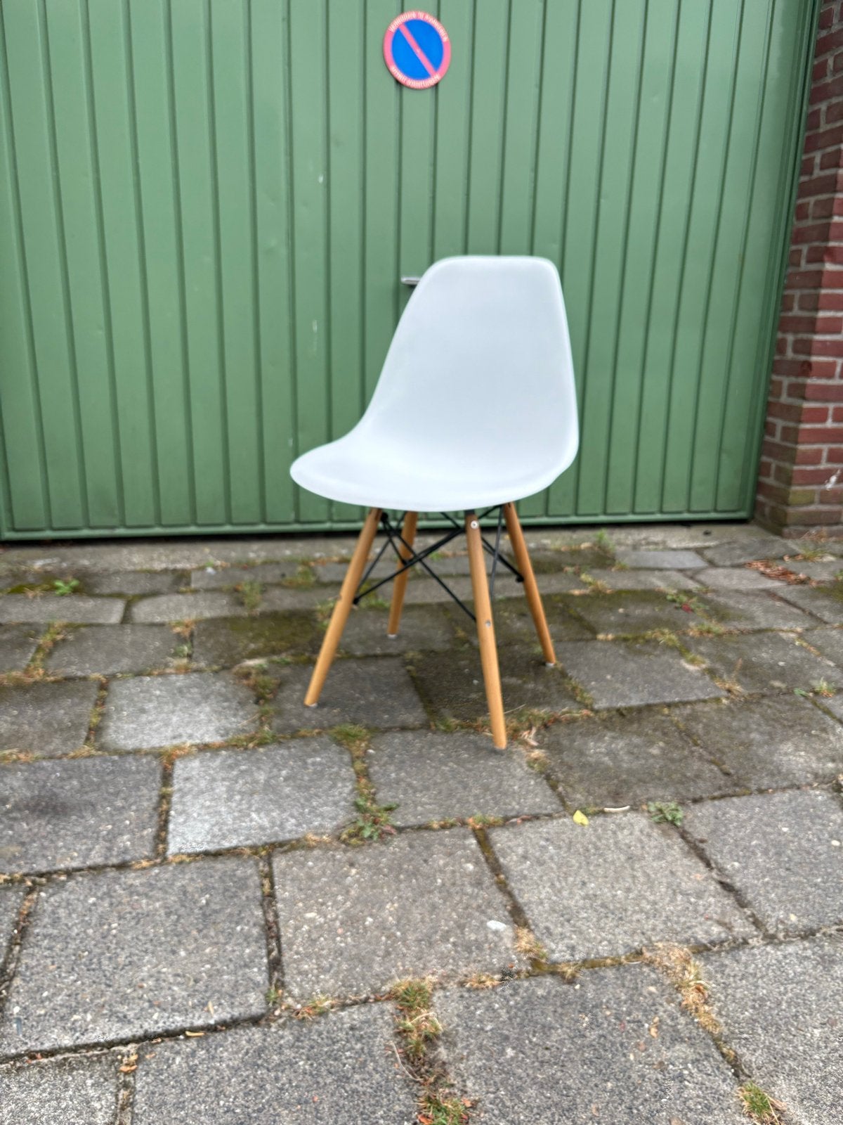 Witte kunststof stoel met houten poten, Kunststof, Gebruikt, Wit, Ophalen of Verzenden