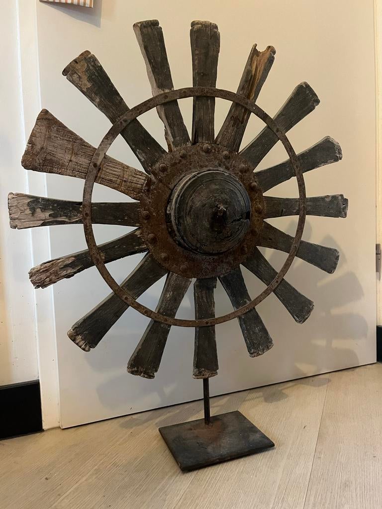 Decoratief oud houten wiel op standaard, Ophalen of Verzenden