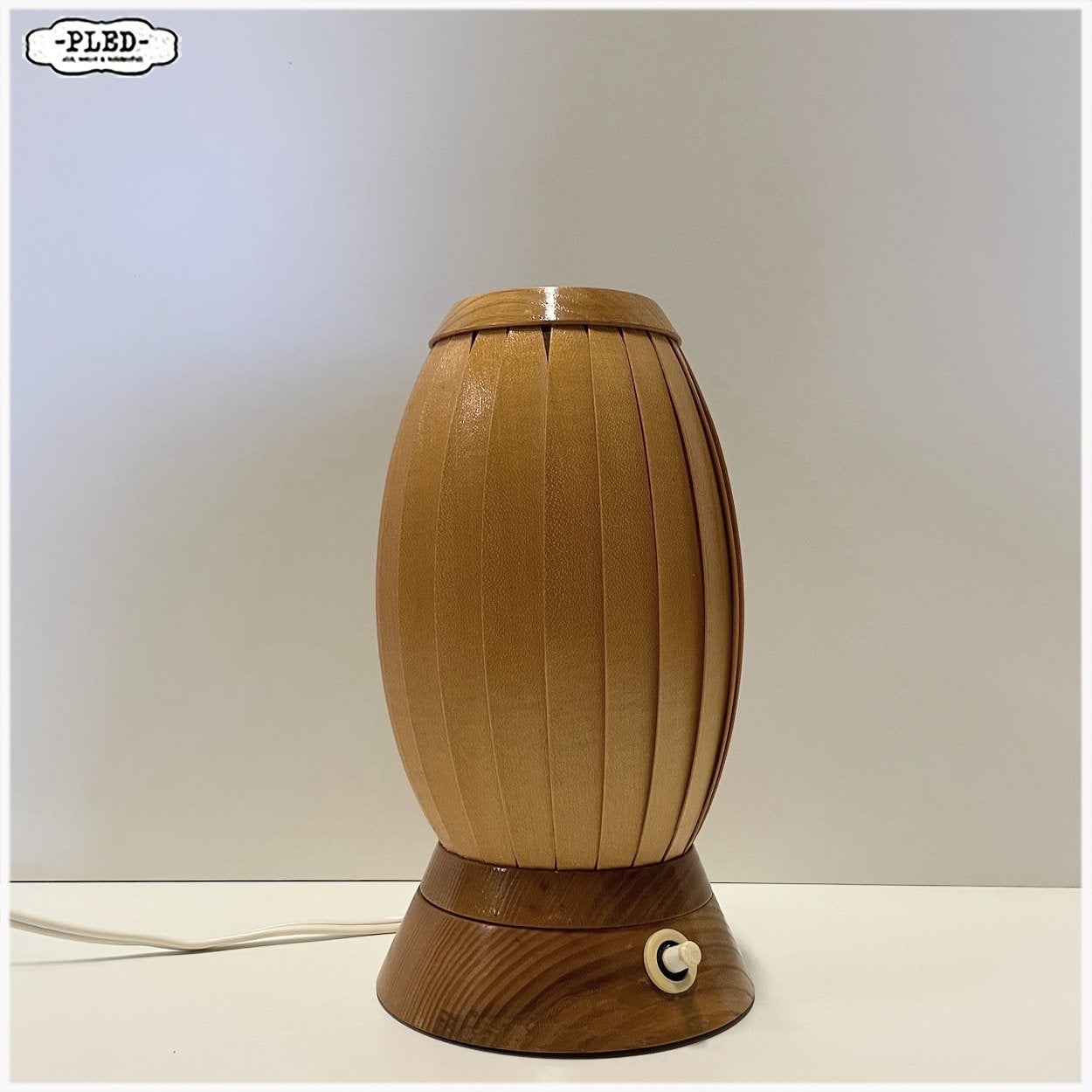 Coconvormige vintage tafellamp met houten lamellen Lamp, Gebruikt, De lamp is aan de onderzijde gemerkt en er is duidelijk te lezen dat de lamp in Pardubice is geproduceerd. De lamp doe qua stijl en qua gebruikte materialen (hout) denken aan het beroemde Tsjechoslowaakse bedrijf Krásná Jizba / ÚLUV.