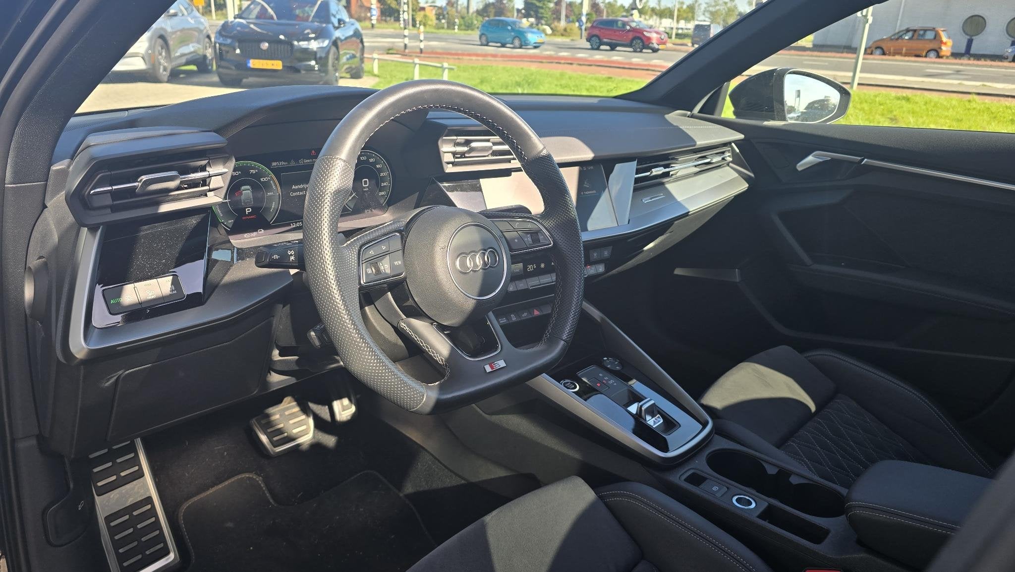 Audi A3 Sportback 45 TFSI e S edition Competition |Pano|B&O|, Gebruikt, 4 cilinders, Leder en Stof, Zwart