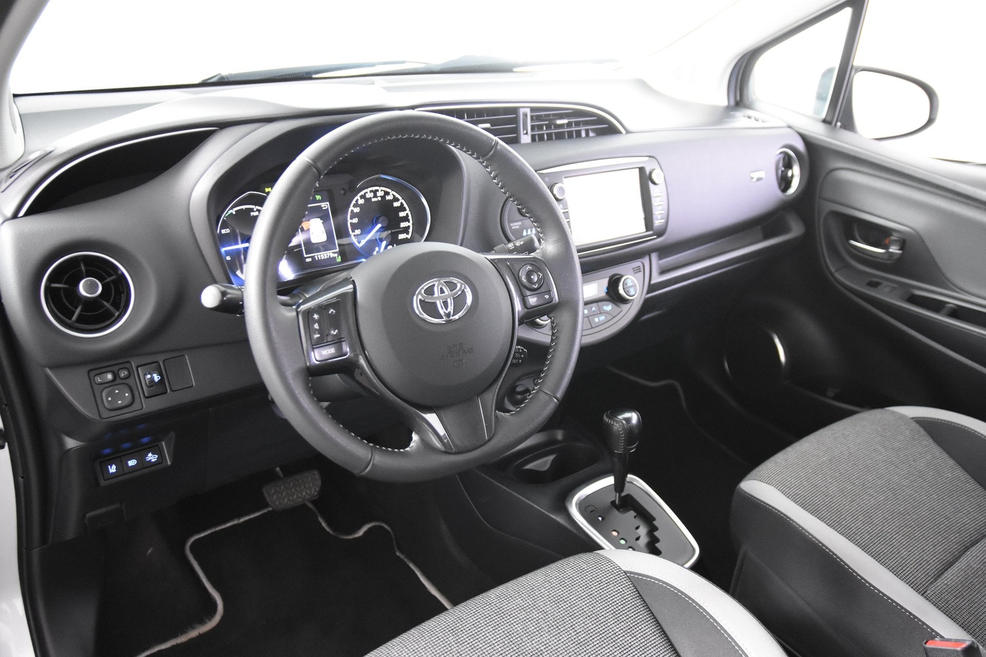 Toyota Yaris 1.5 Hybrid Y20 1.5 VVTi *1ste Eigenaar*Navigati, Euro 6, 4 cilinders, Bedrijf, Grijs