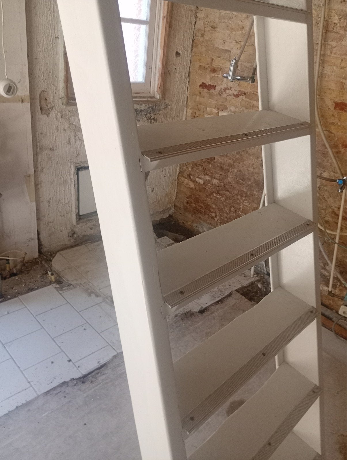 Stevige witte trap/ladder, ideaal voor schuur of zolder, Ophalen, Gebruikt, Trap, 2 tot 4 meter