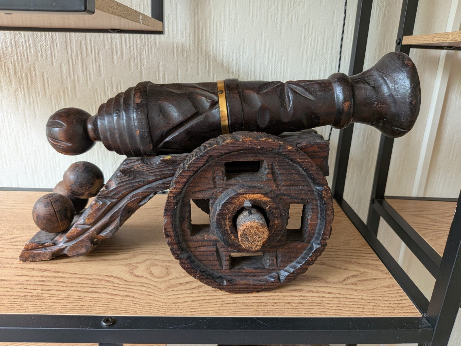 Decoratieve houten Kanon, Ophalen