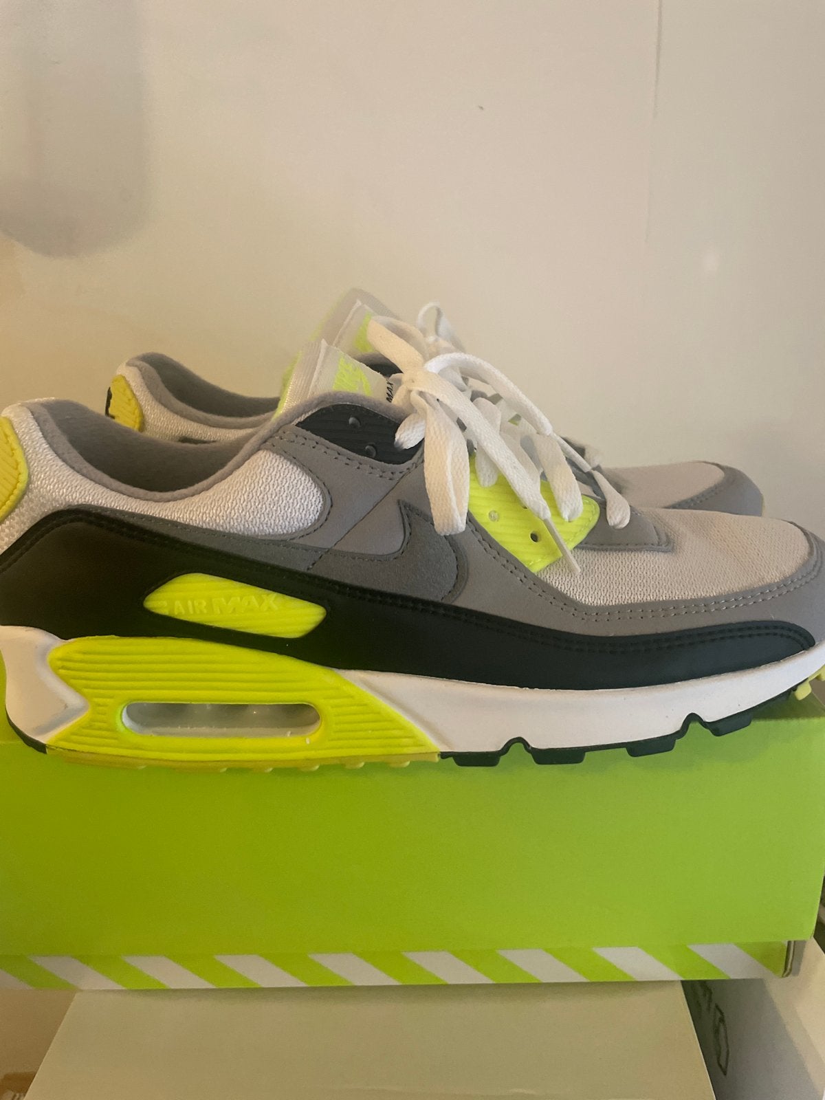 Nike Air Max 90 - Wit/Grijs/Volt/Zwart geel- Maat 42, Kleding | Heren, Ophalen of Verzenden, Nieuw, Overige kleuren, Sneakers of Gympen