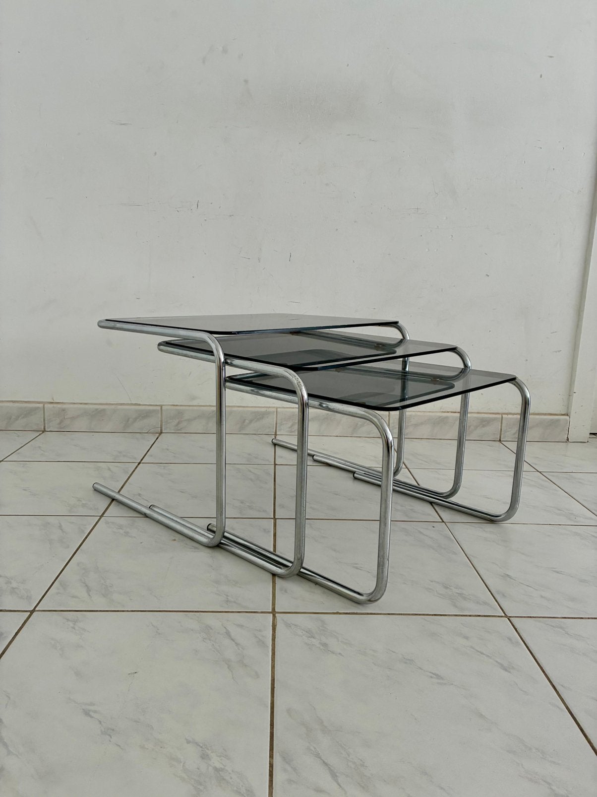 Vintage nesting tafels bijzettafels buisframe rookglas, Gebruikt, Ophalen of Verzenden, Glas, 50 tot 100 cm