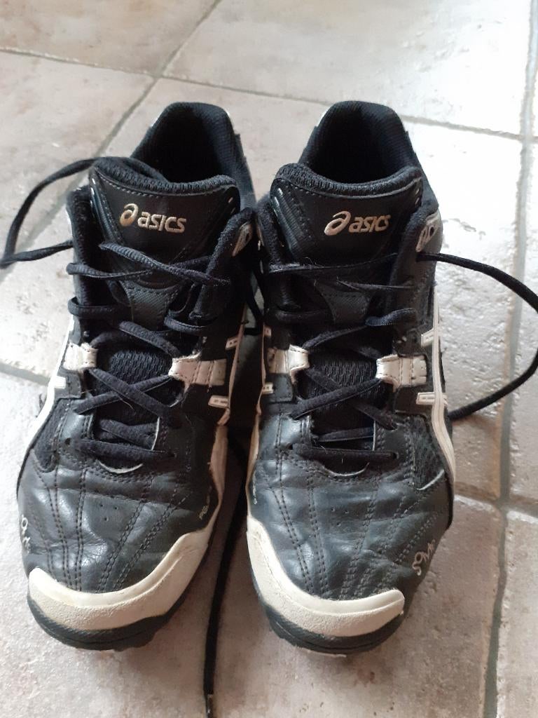 Kunstgras schoenen Asics gel maat 39,5, Sport en Fitness, Korfbal, Ophalen of Verzenden, Gebruikt, Schoenen
