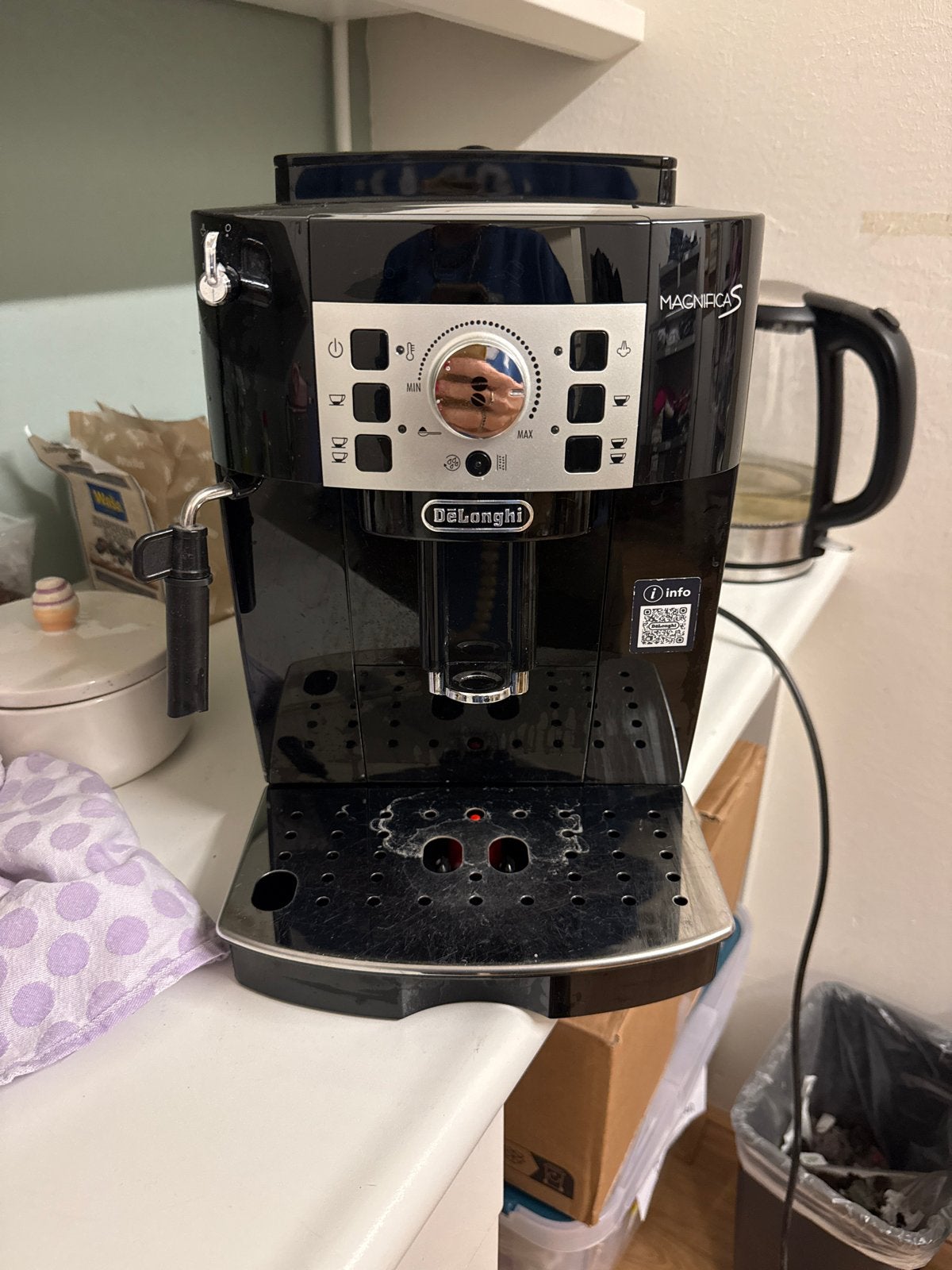 DeLonghi Magnifica S volautomatische espressomachine, Gebruikt, Espresso apparaat, Koffiebonen, 2 tot 4 kopjes
