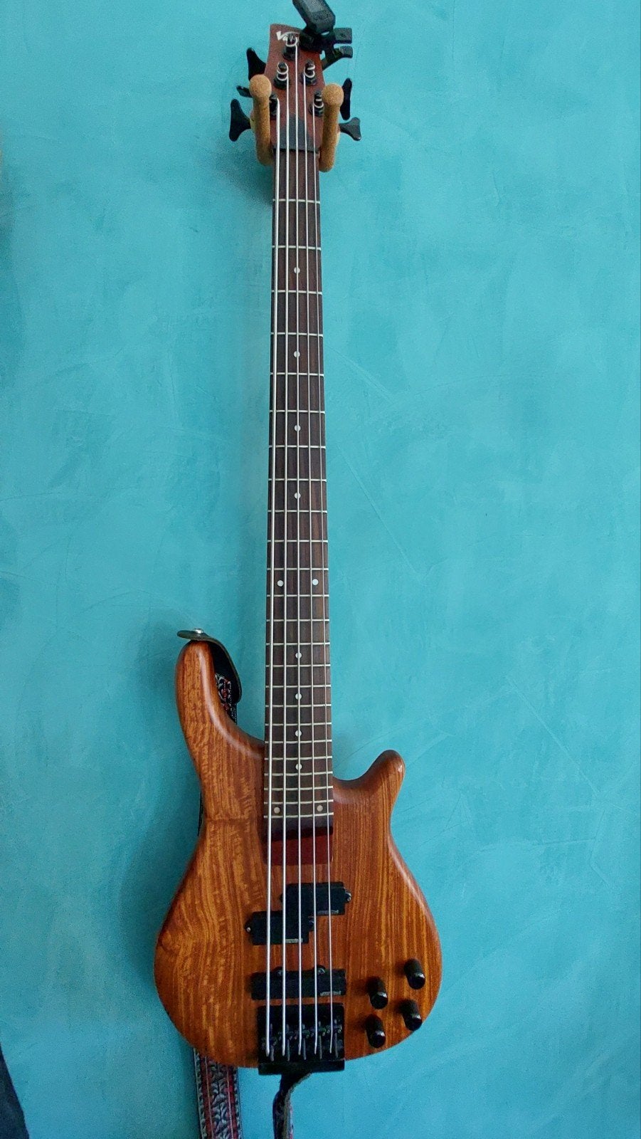 Vintage V950 5-snarige basgitaar + Gigbag  en nieuwe 9v batt, Muziek en Instrumenten, Ophalen, Zo goed als nieuw