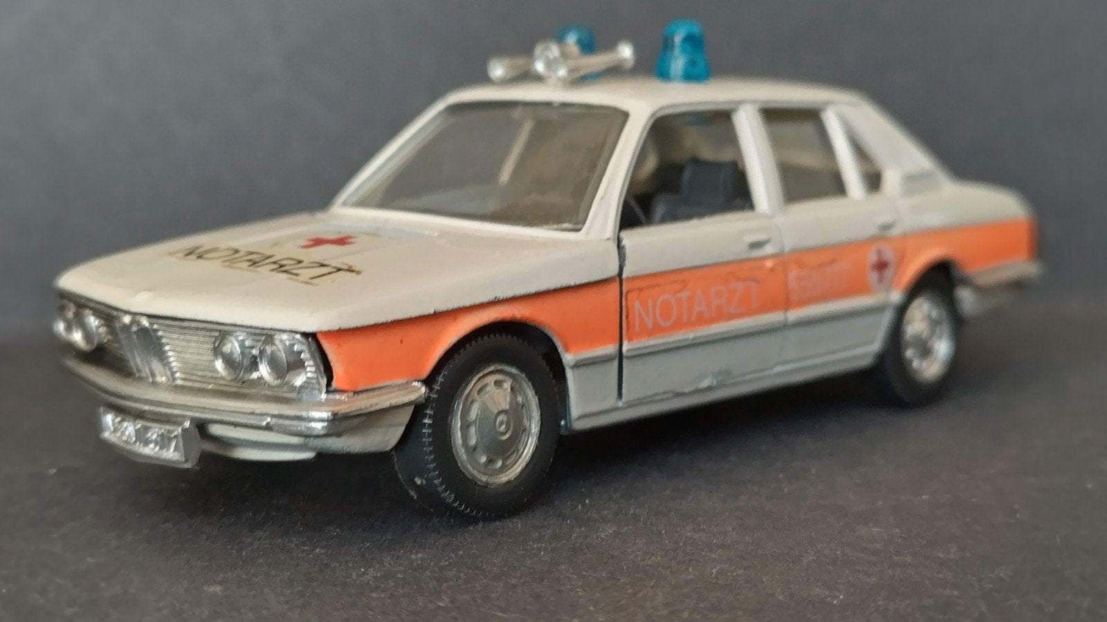 BMW 5 serie E12 Notarzt 1:43 Schuco Pol, Hobby en Vrije tijd, Modelauto's | 1:43, Auto, Verzenden, ., Zo goed als nieuw