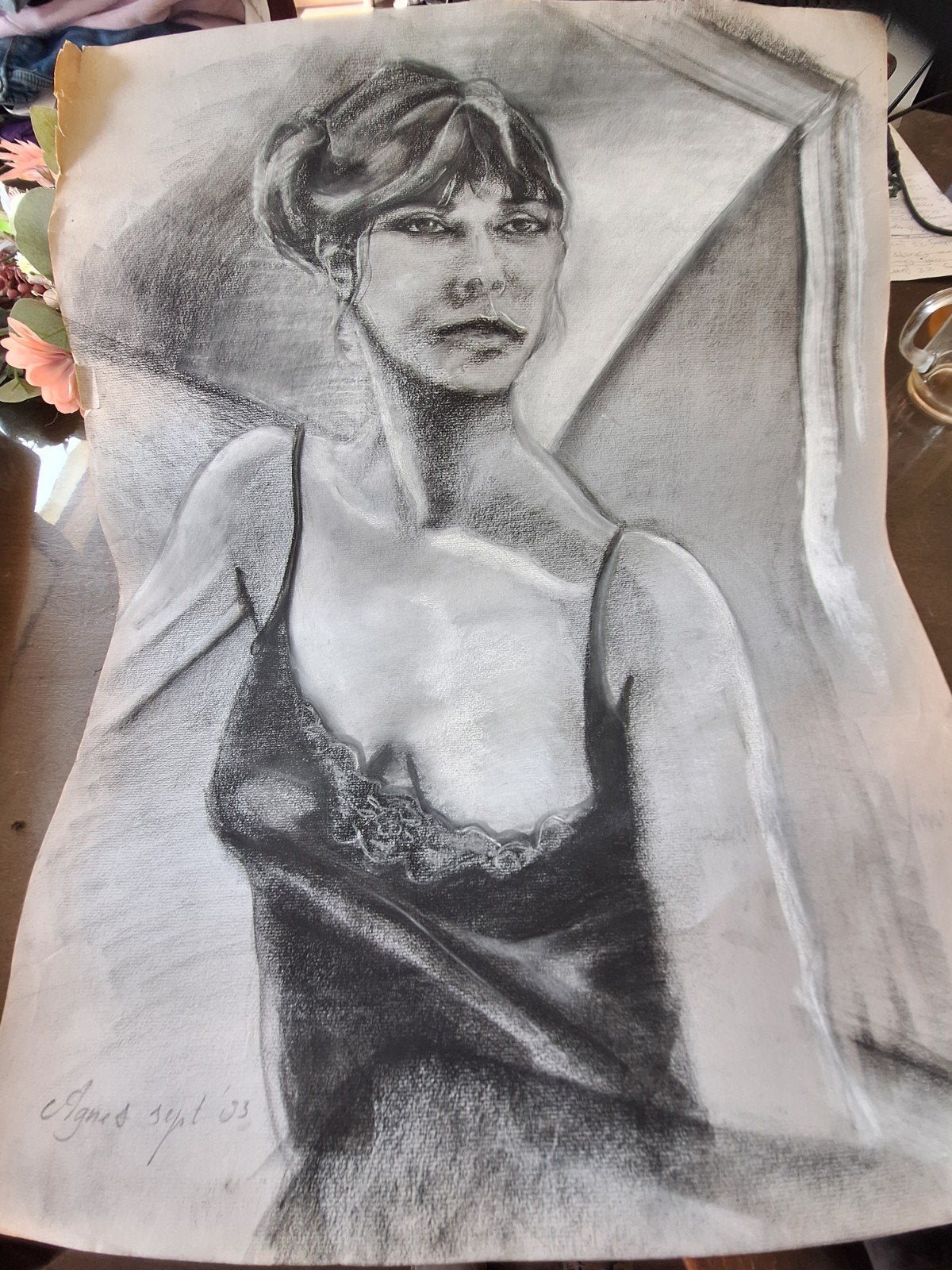 Vrouwenportret in houtskool en wit krijt, gesigneerd, Antiek en Kunst, Kunst | Tekeningen en Foto's, Ophalen of Verzenden, Tekening