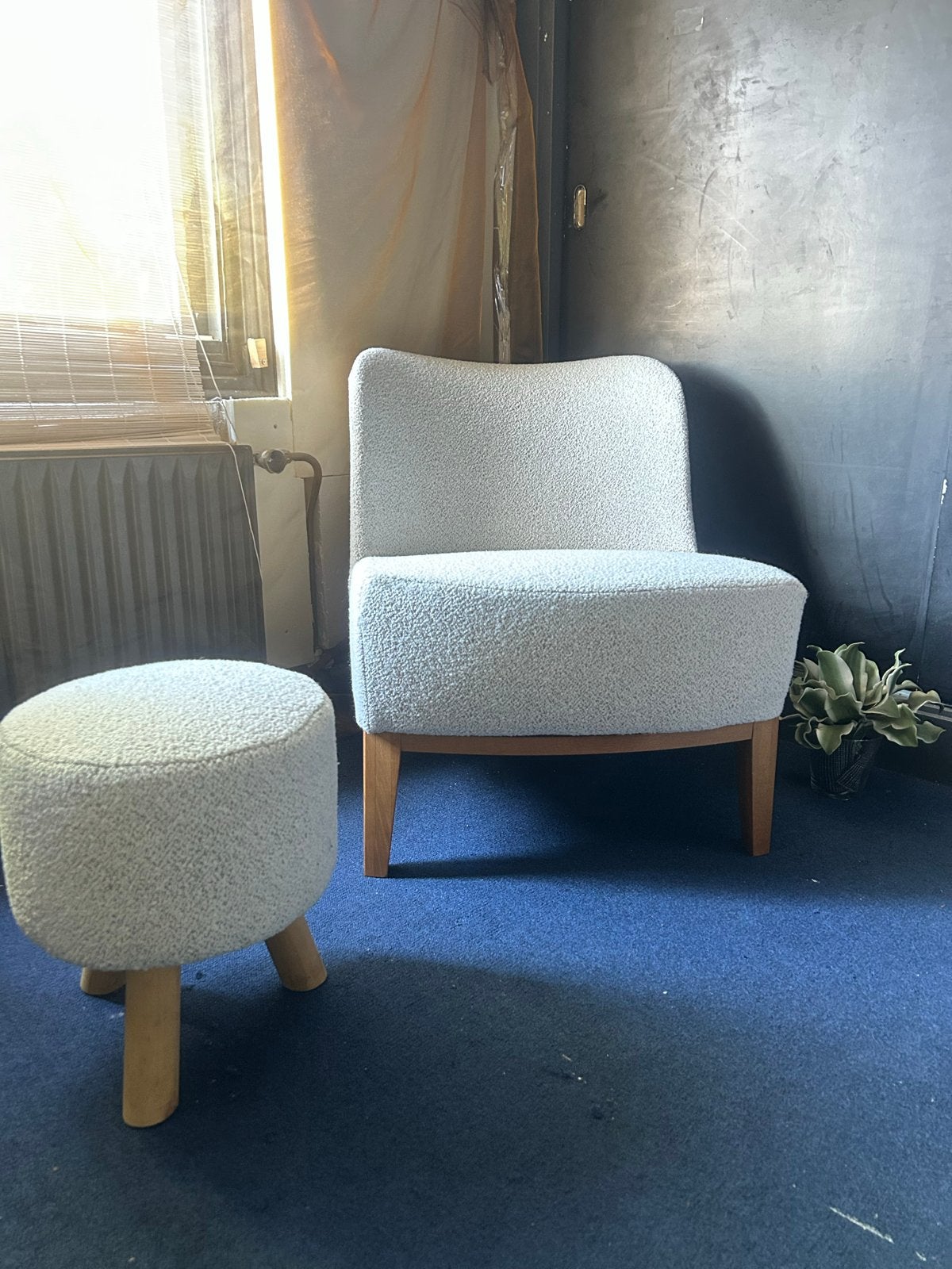 Stijlvolle fauteuil met poef in teddy stof, Huis en Inrichting, Ophalen, Harmonieus, 75 tot 100 cm, Zo goed als nieuw